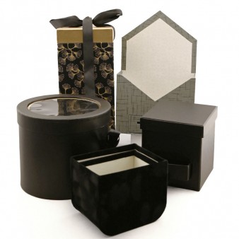 Ciemne pudełka na kwiaty